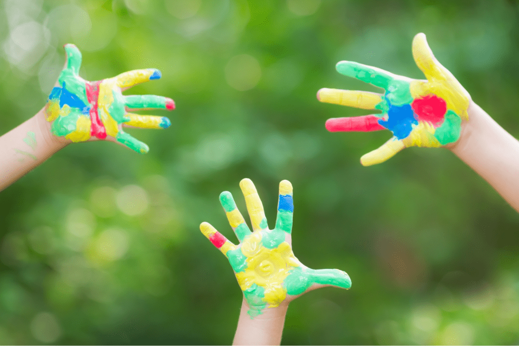 Mains d'enfants en peinture en exterieur