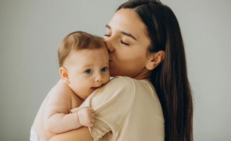 maman avec bebe a la maison