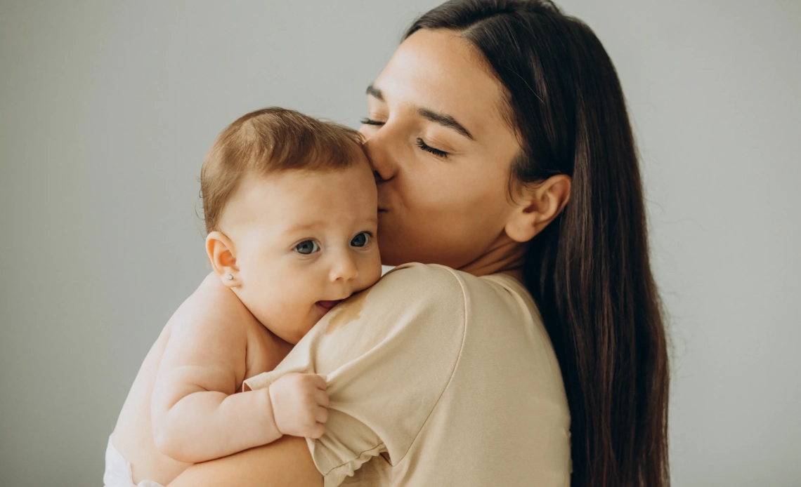 maman avec bebe a la maison