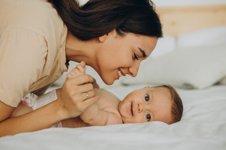 maman-avec-bebe-fille-allongees-lit