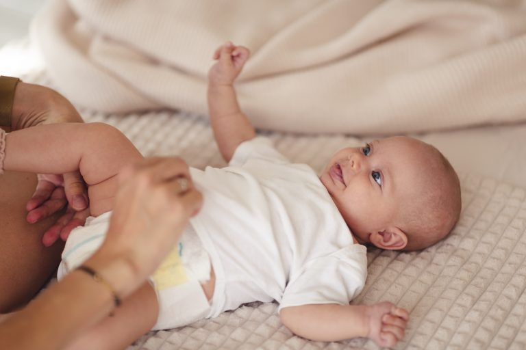 adorable-bebe-etre-ludique-gros-plan
