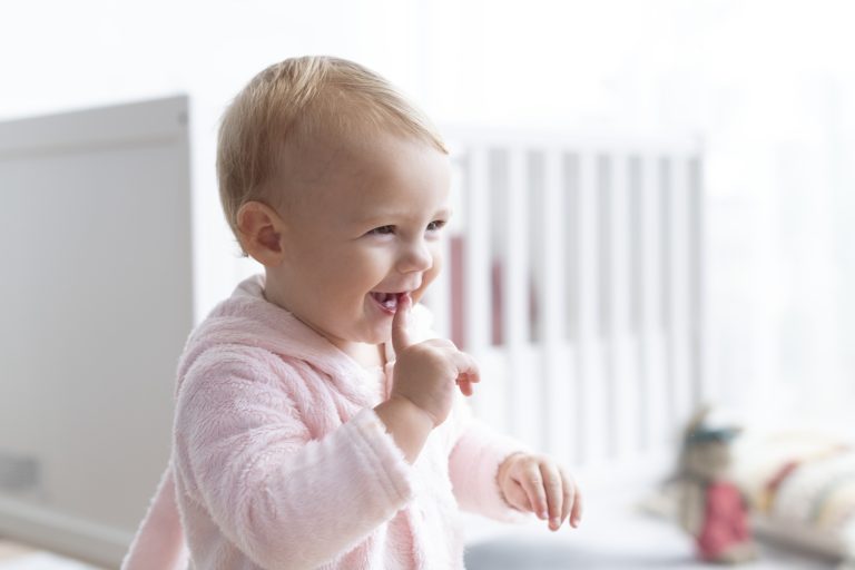 jolie-petite-fille-souriante-dans-sa-pepiniere