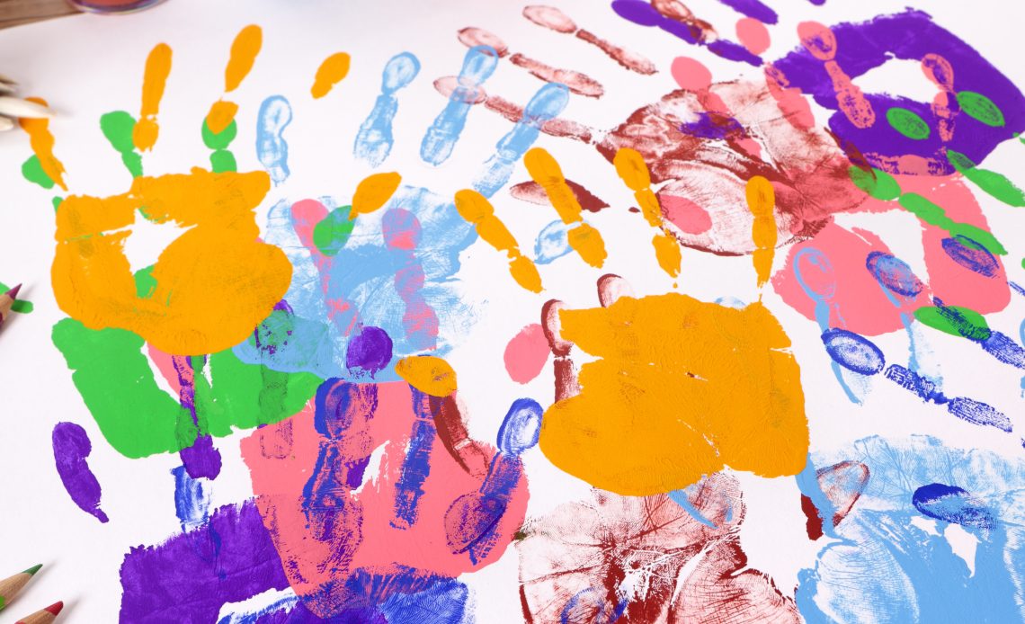Photo d'empreinte de mains sur papier de toutes les couleurs