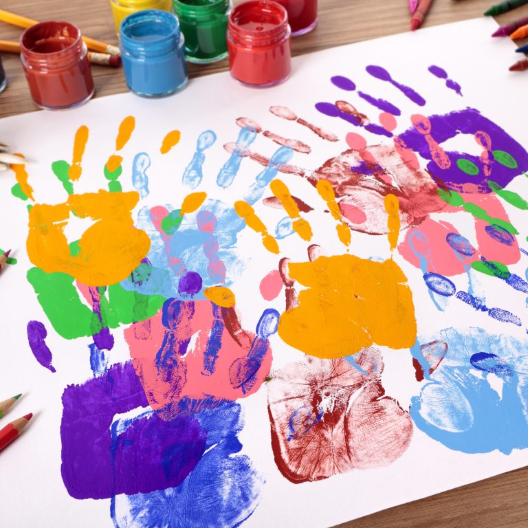 Photo d'empreinte de mains sur papier de toutes les couleurs