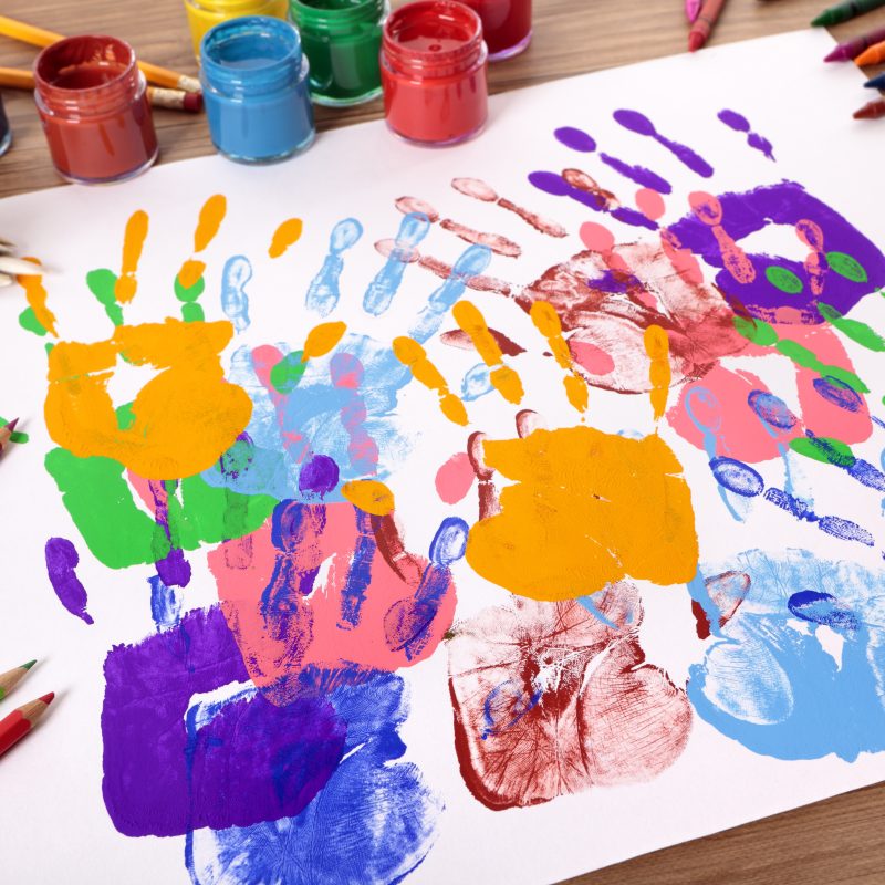 Photo d'empreinte de mains sur papier de toutes les couleurs