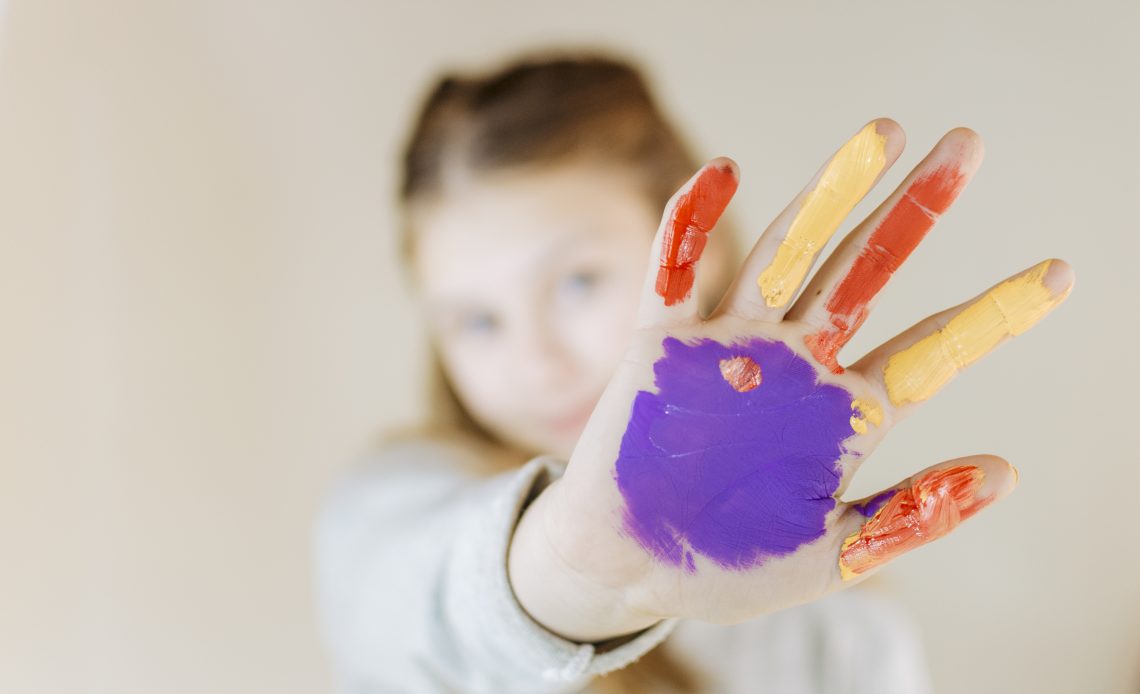 empreinte main enfant avec peinture acrylique