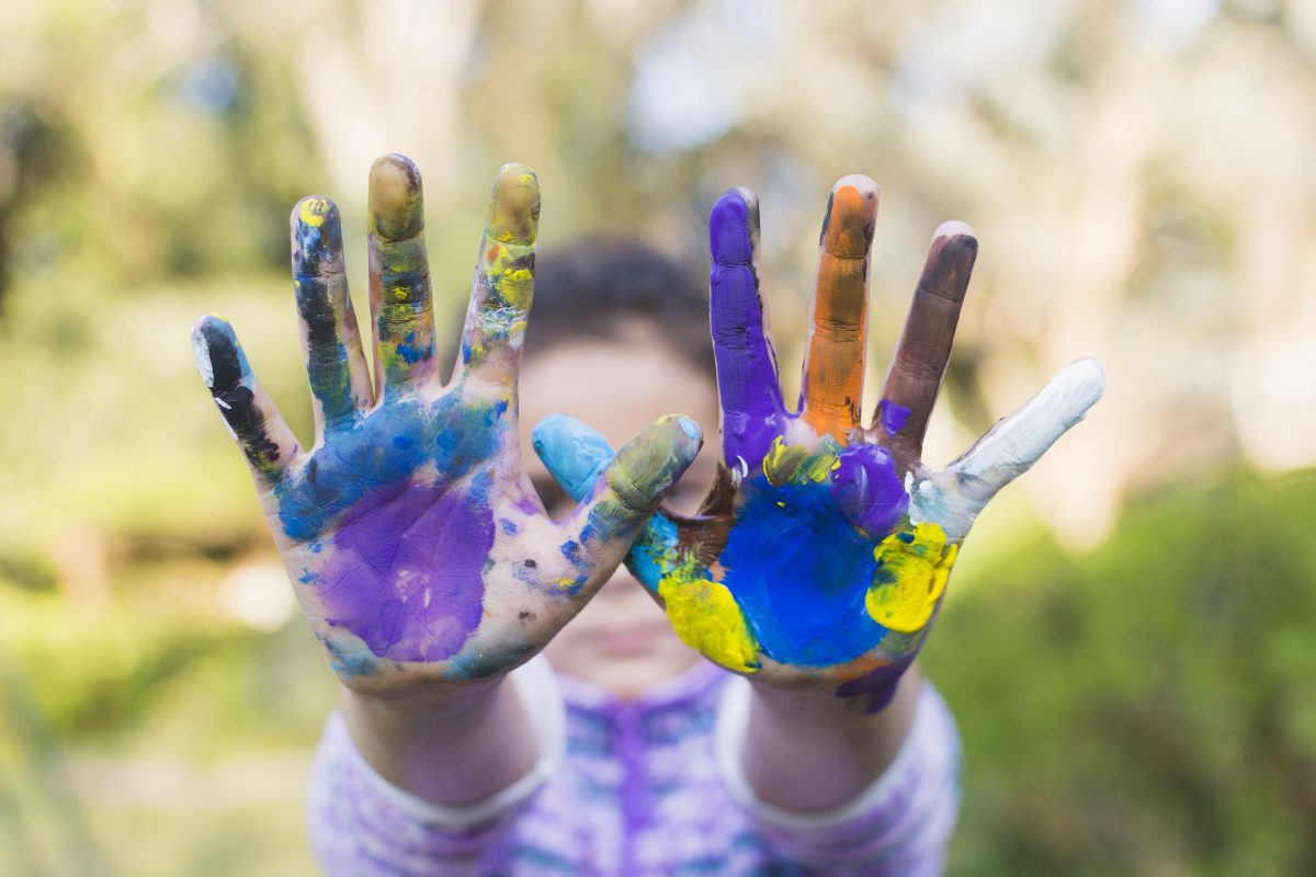 empreinte mains enfant avec peinture colorée