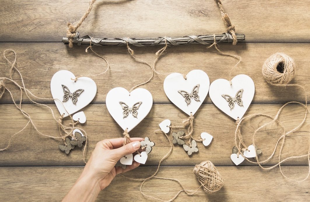 Guirlande de cœurs en bois décoratifs fabriqués à la main avec ficelle sur fond en bois