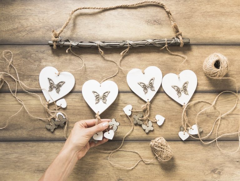 Guirlande de cœurs en bois décoratifs fabriqués à la main avec ficelle sur fond en bois