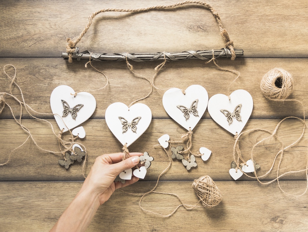 Guirlande de cœurs en bois décoratifs fabriqués à la main avec ficelle sur fond en bois